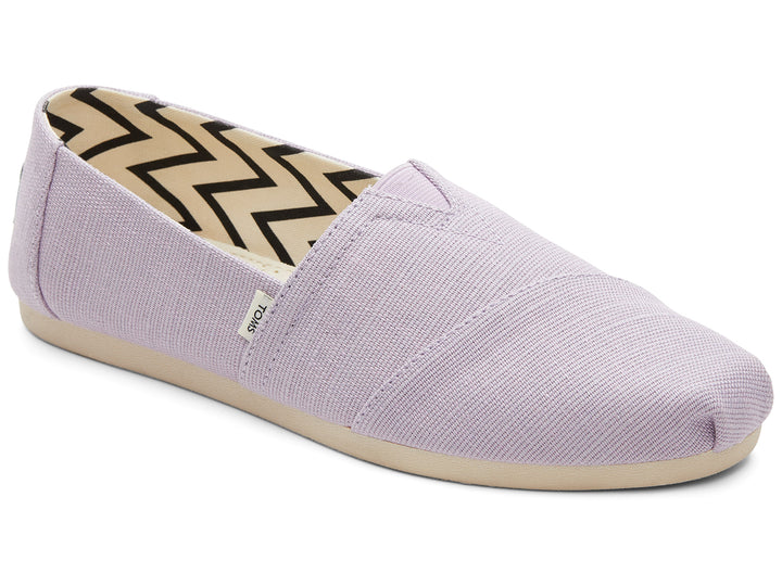 Zapato casual TOMS estilo slip-on en color lila con suela beige y forro interior con patrón de zig-zag.
