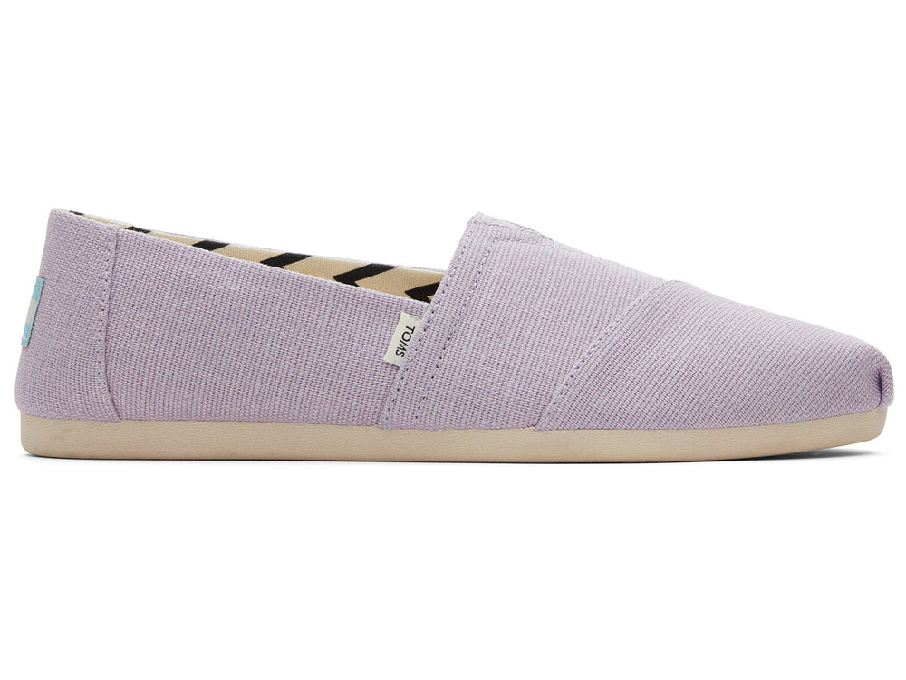 Zapato casual TOMS estilo slip-on en color lila con suela beige y forro interior con patrón de zig-zag.