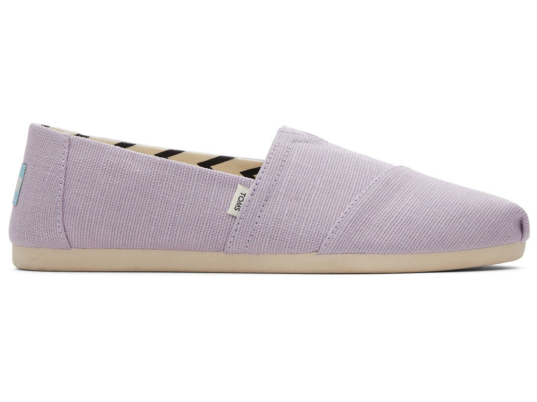 Zapato casual TOMS estilo slip-on en color lila con suela beige y forro interior con patrón de zig-zag.