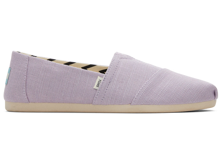 Zapato casual TOMS estilo slip-on en color lila con suela beige y forro interior con patrón de zig-zag.