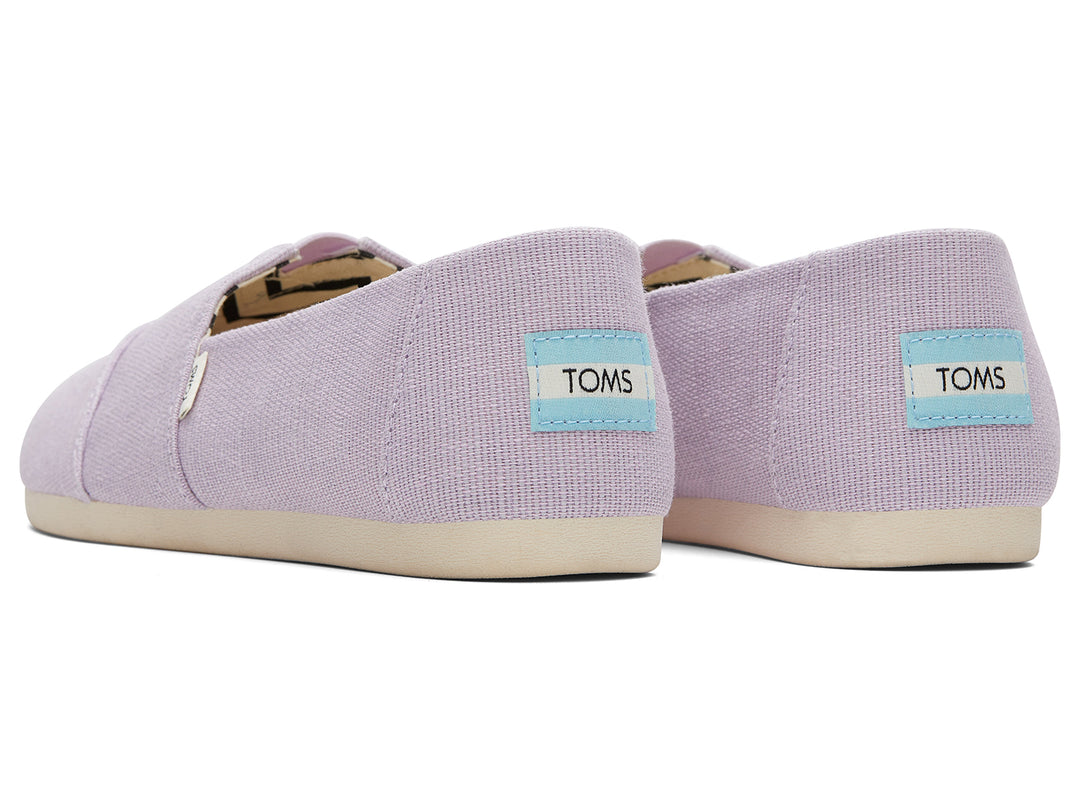 Zapato casual TOMS estilo slip-on en color lila con suela beige y forro interior con patrón de zig-zag.