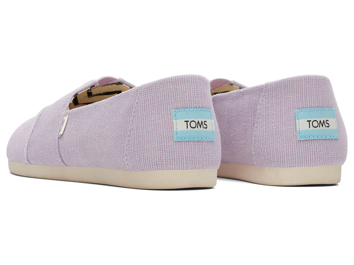 Zapato casual TOMS estilo slip-on en color lila con suela beige y forro interior con patrón de zig-zag.
