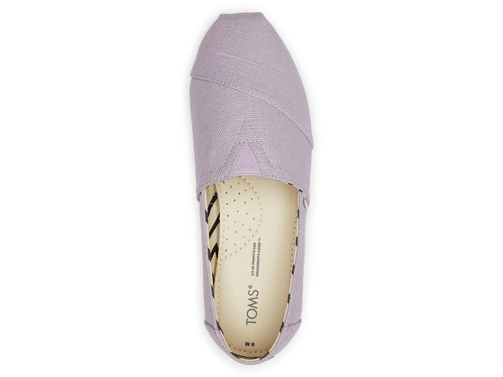 Zapato casual TOMS estilo slip-on en color lila con suela beige y forro interior con patrón de zig-zag.