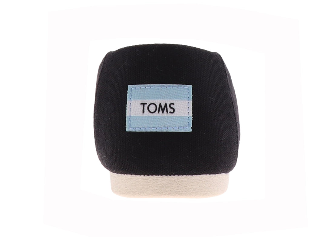 Zapato plano slip-on TOMS de tela negra con suela blanca.