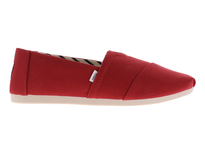 Zapato plano estilo slip-on de color rojo con suela blanca y forro interior estampado.