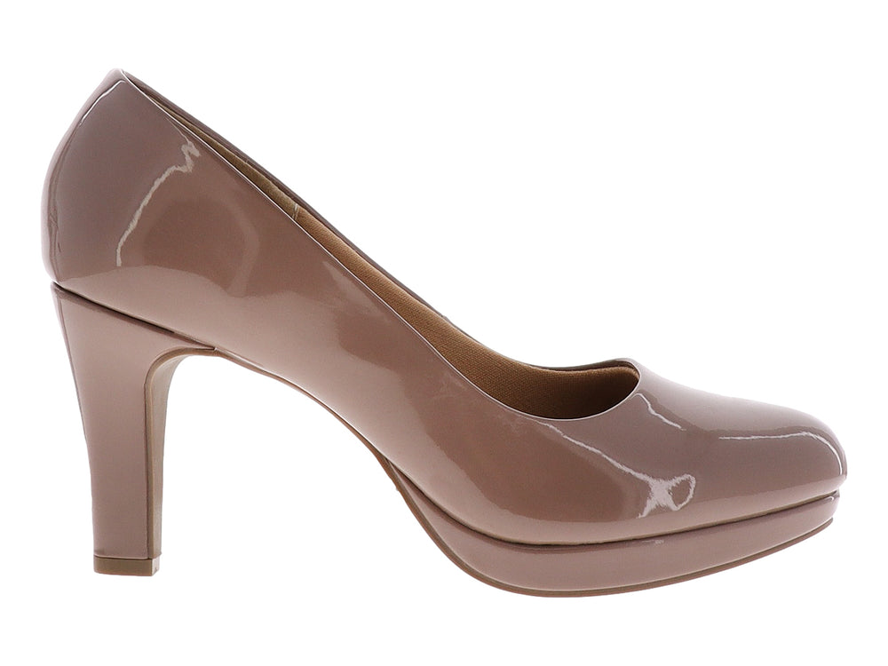 Zapato de tacón y plataforma para mujer en color caramelo con acabado brillante de charol.