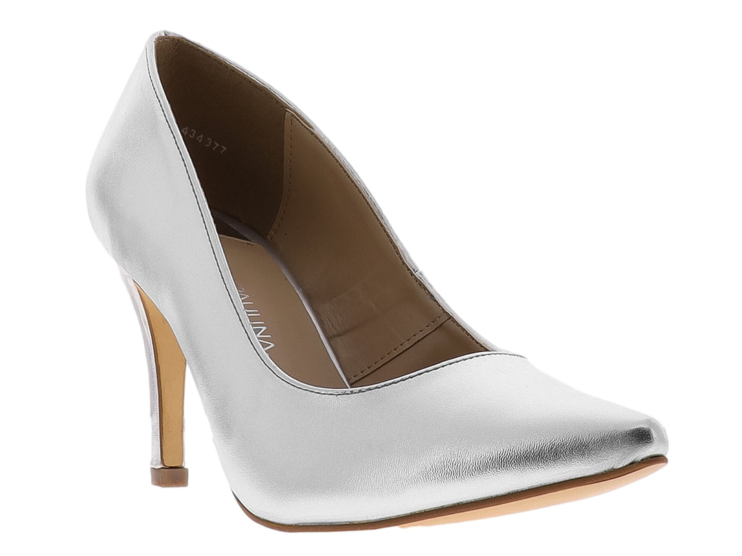 Zapato de tacón alto color plata con punta fina y acabado brillante.