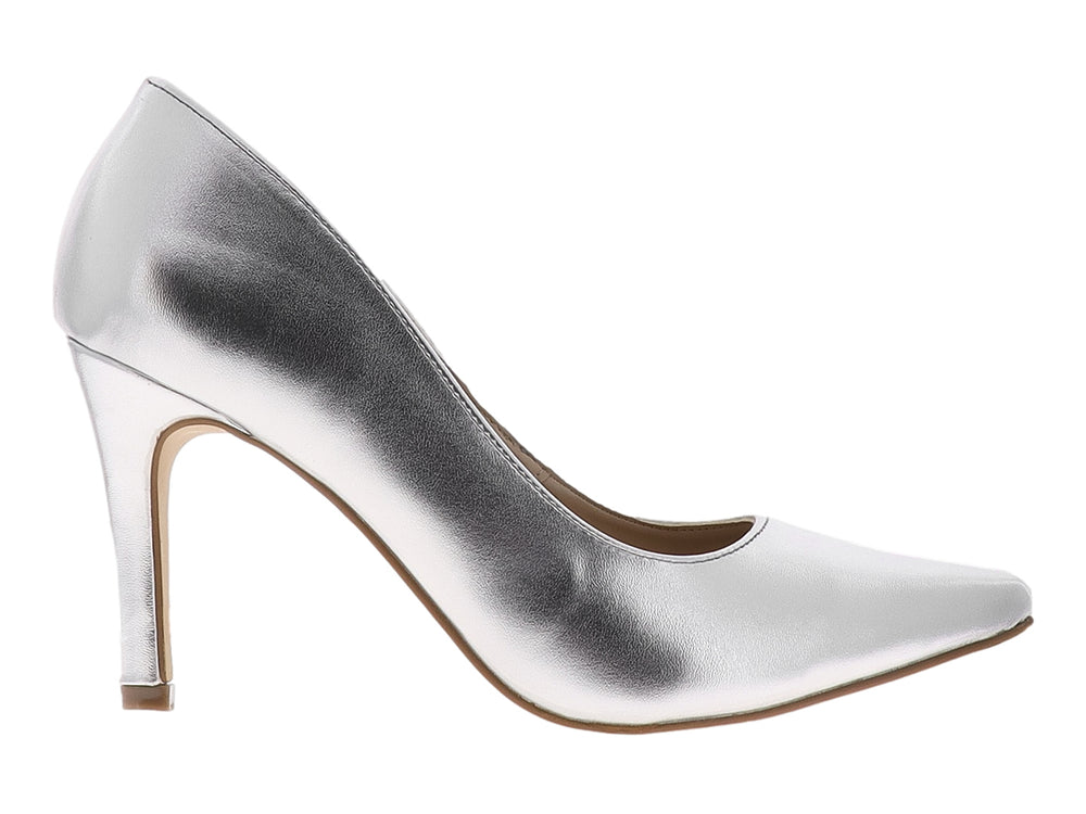 Zapato de tacón alto color plata con punta fina y acabado brillante.