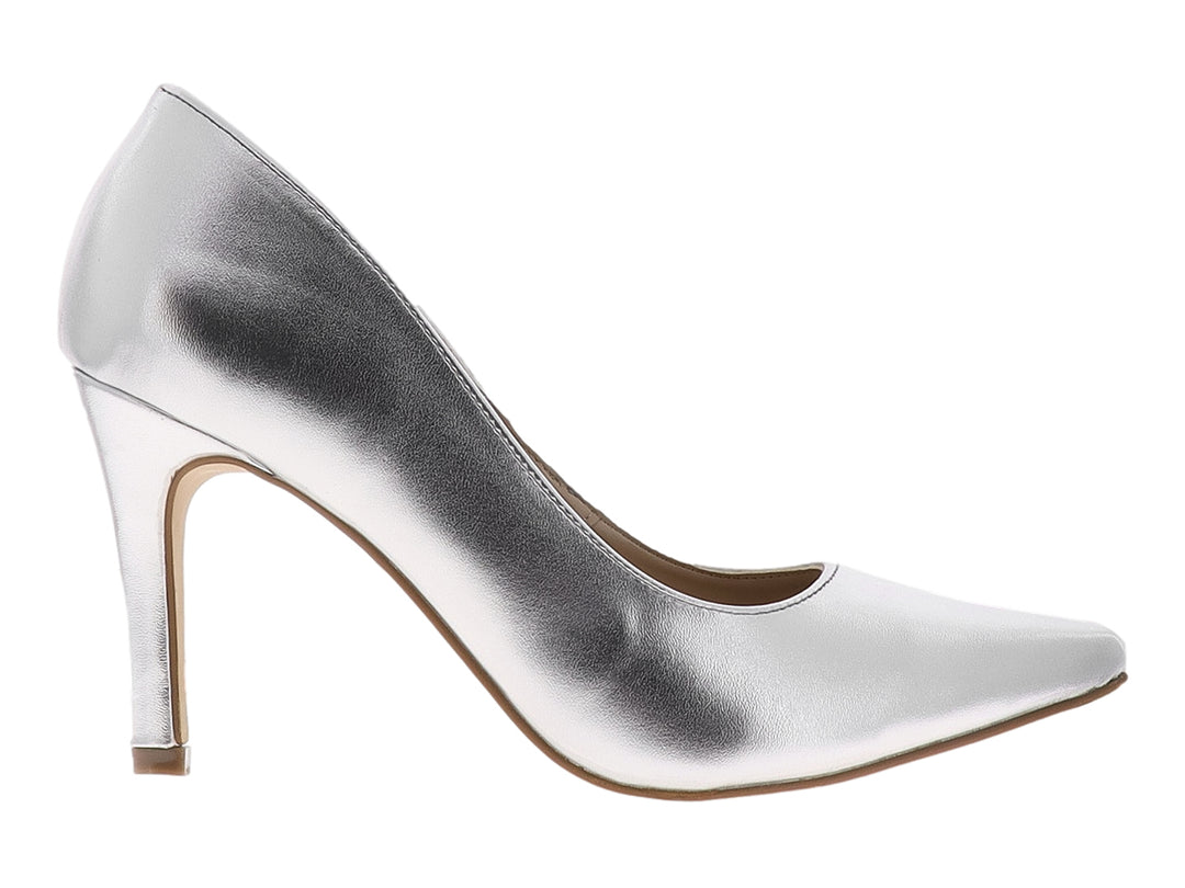 Zapato de tacón alto color plata con punta fina y acabado brillante.