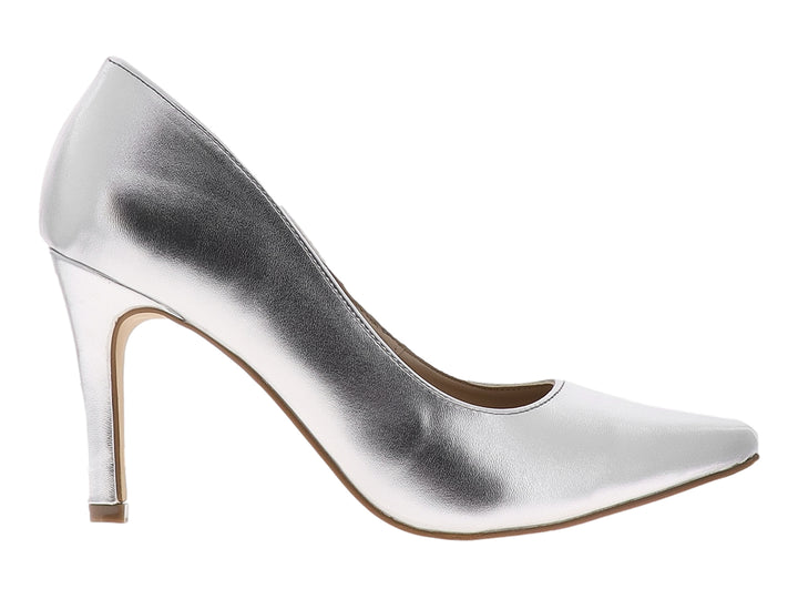 Zapato de tacón alto color plata con punta fina y acabado brillante.