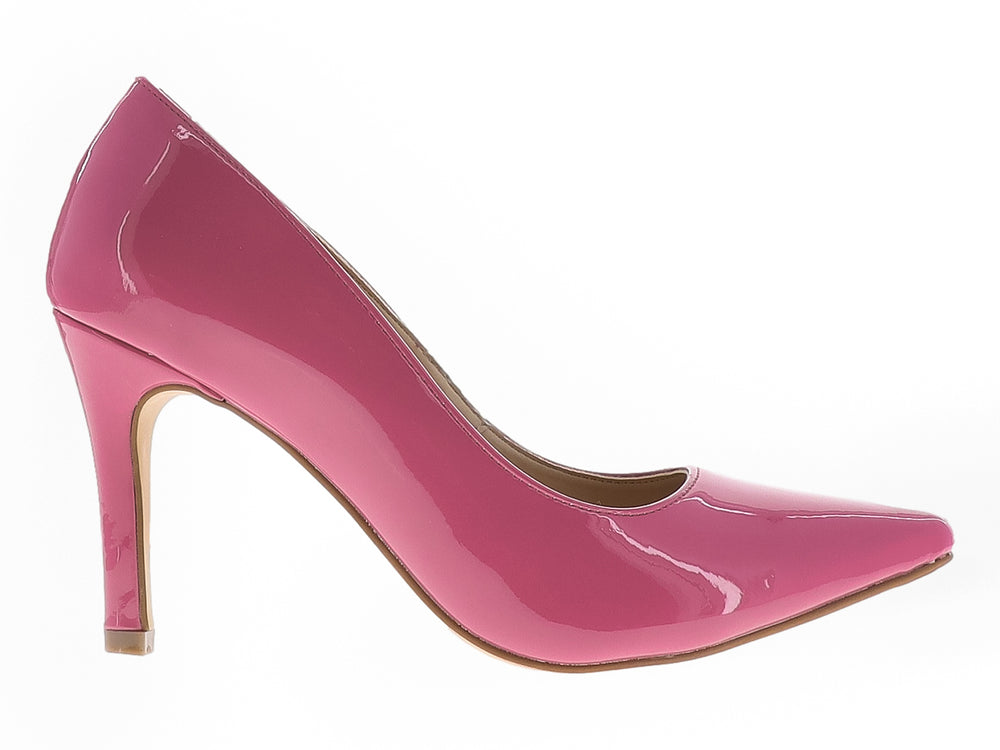 Zapato de tacón alto color rosa pitaya con acabado brillante de charol y punta fina.