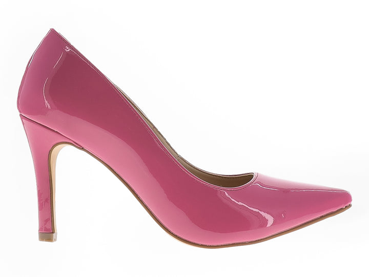 Zapato de tacón alto color rosa pitaya con acabado brillante de charol y punta fina.