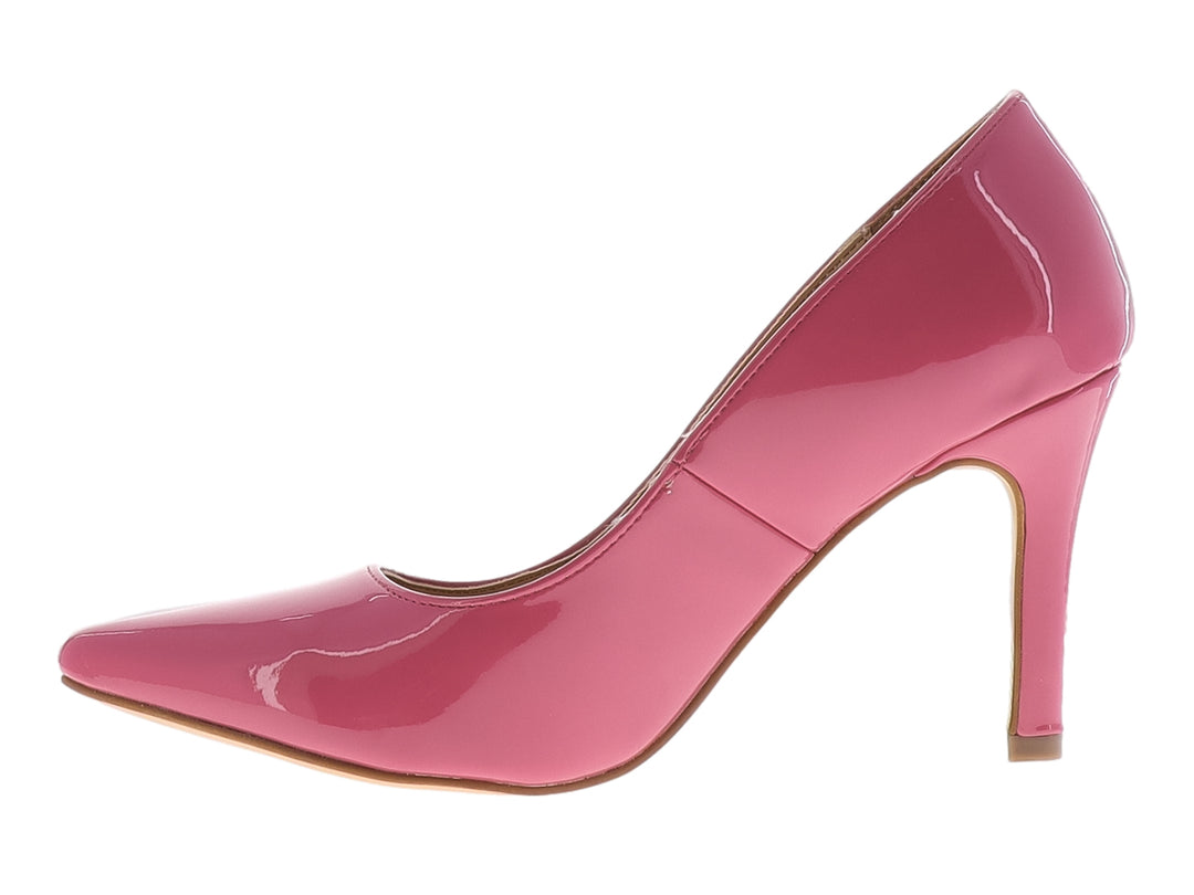 Zapato de tacón alto color rosa pitaya con acabado brillante de charol y punta fina.