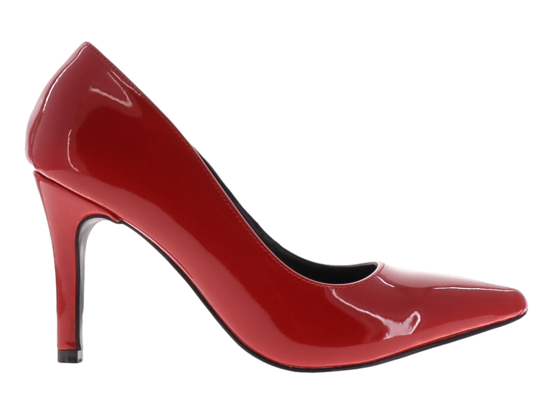 Zapato de tacón alto color rojo brillante de material charol con punta fina.