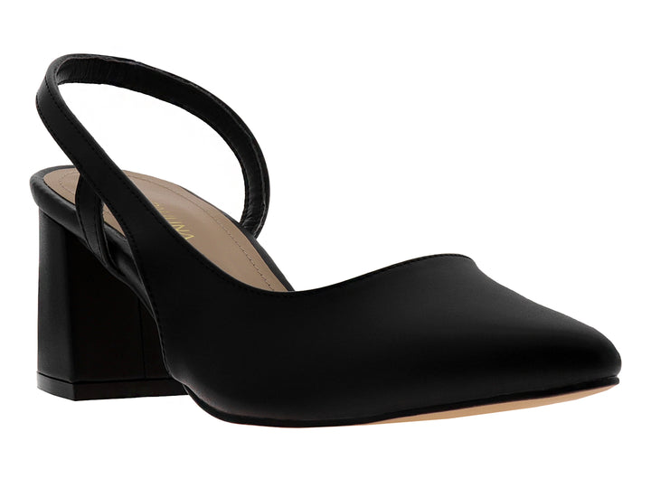 Zapato negro de tacón cuadrado y correa trasera estilo slingback para mujer.