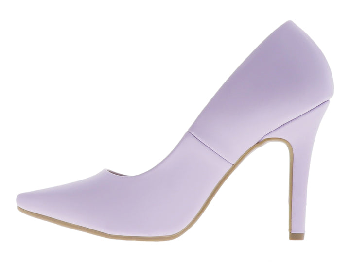 Zapato de tacón alto color lavanda con punta redondeada y acabado mate para mujer.