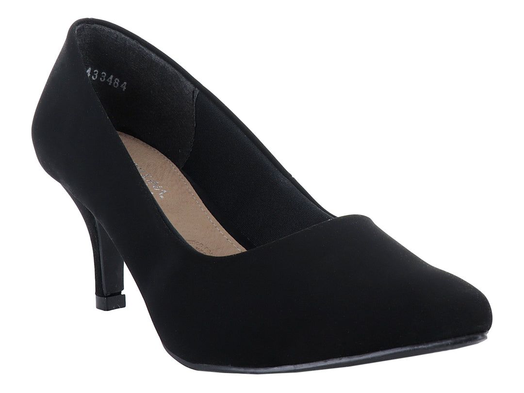 Zapato de tacón cerrado color negro con acabado mate y punta redondeada para mujer.