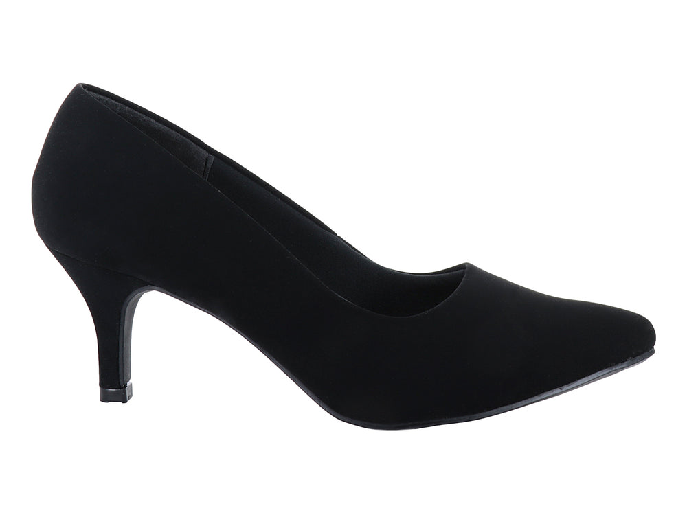 Zapato de tacón cerrado color negro con acabado mate y punta redondeada para mujer.