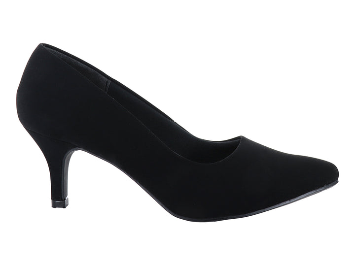 Zapato de tacón cerrado color negro con acabado mate y punta redondeada para mujer.