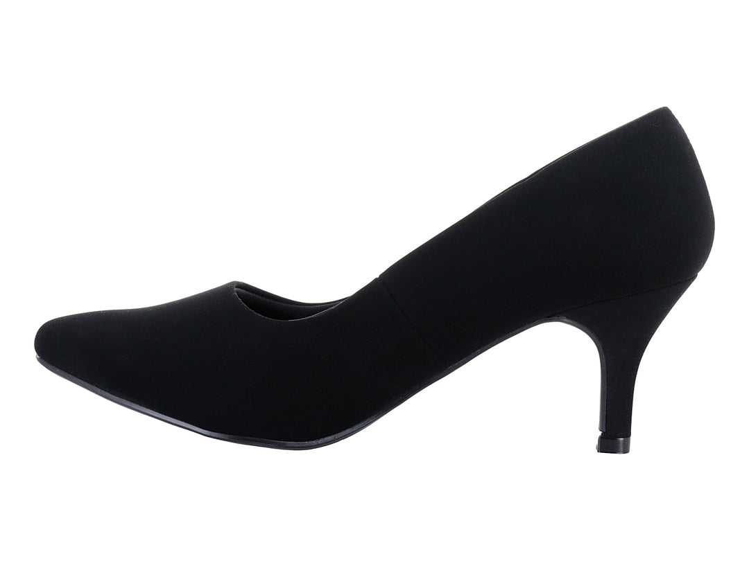 Zapato de tacón cerrado color negro con acabado mate y punta redondeada para mujer.