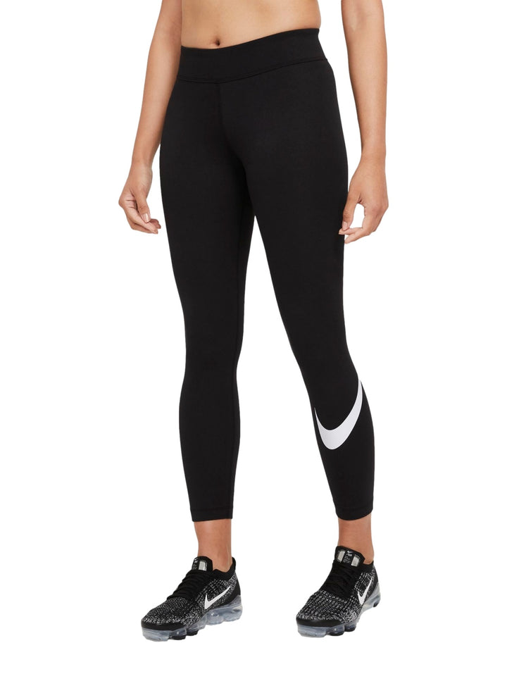 Mallas deportivas Nike de color negro con logotipo blanco en la pierna izquierda, ajustadas al cuerpo.
