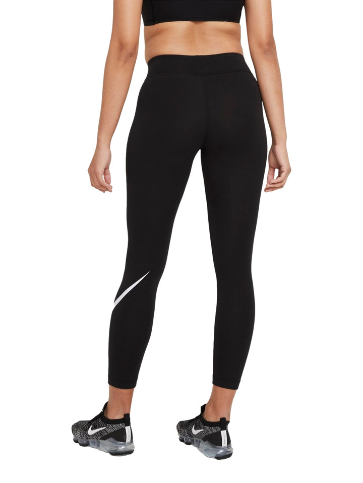 Mallas deportivas Nike de color negro con logotipo blanco en la pierna izquierda, ajustadas al cuerpo.