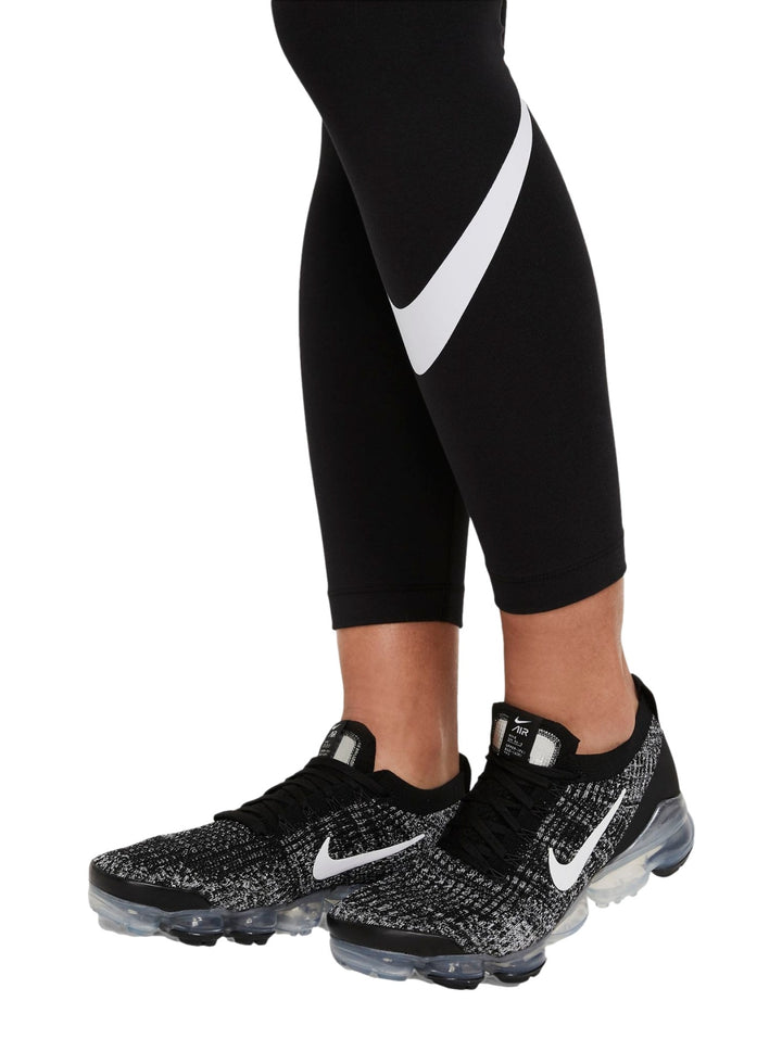 Mallas deportivas Nike de color negro con logotipo blanco en la pierna izquierda, ajustadas al cuerpo.