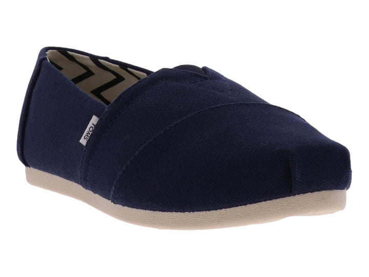 Zapato slip-on TOMS de tela color azul marino con suela beige.