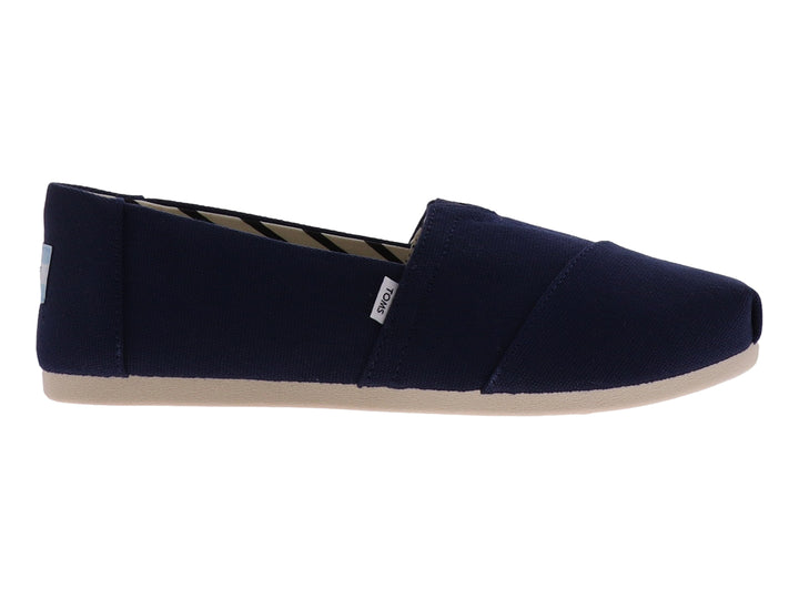 Zapato slip-on TOMS de tela color azul marino con suela beige.
