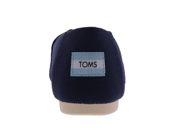 Zapato slip-on TOMS de tela color azul marino con suela beige.