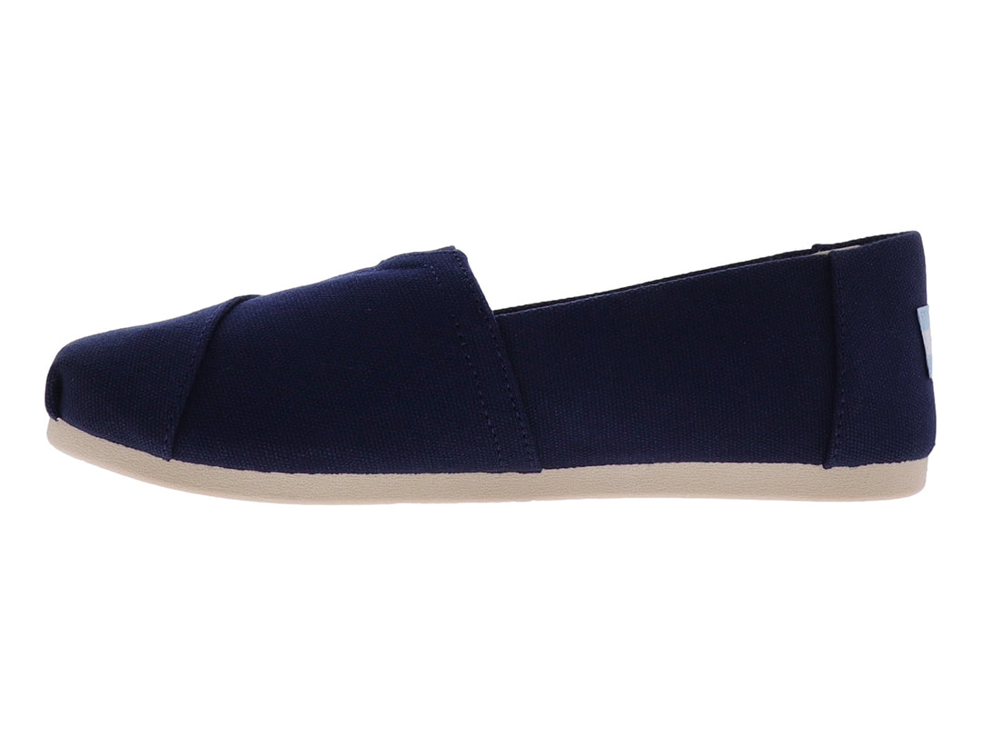 Zapato slip-on TOMS de tela color azul marino con suela beige.
