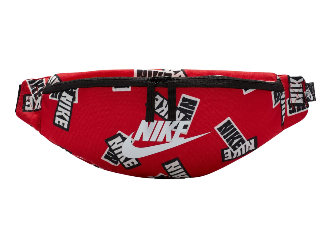 Riñonera Nike color rojo con estampado de logotipos en blanco y negro y cierre superior.