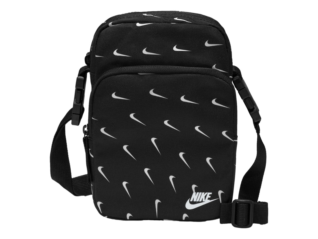 Bolso bandolera Nike negro con estampado de swooshes blancos y correa ajustable.