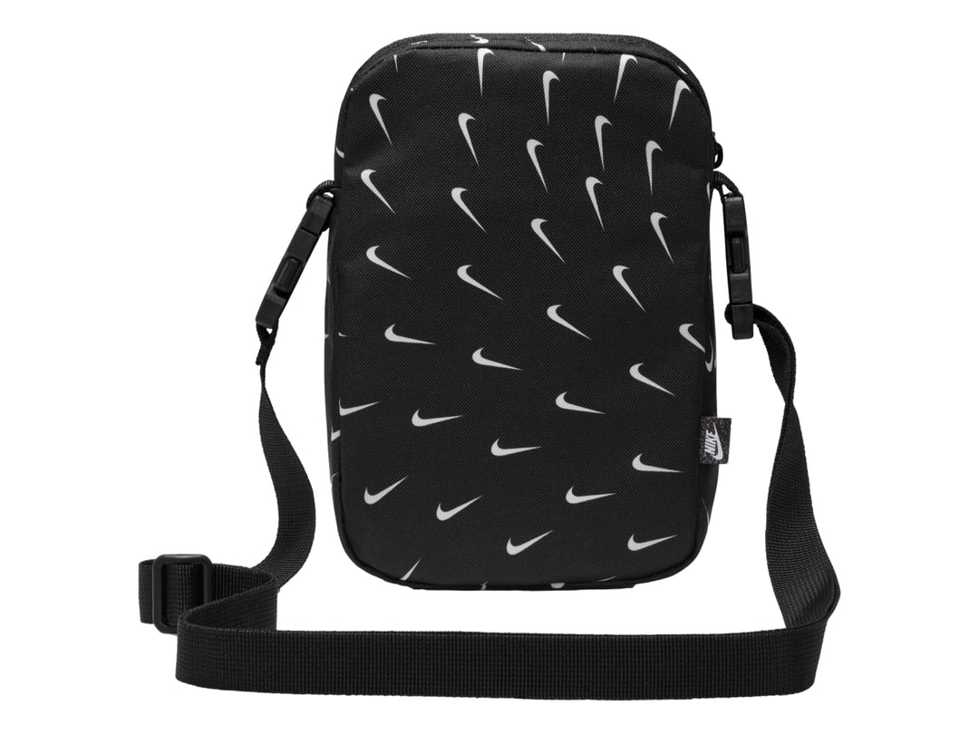 Bolso bandolera Nike negro con estampado de swooshes blancos y correa ajustable.