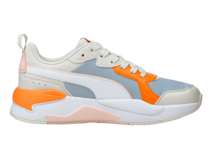 Tenis PUMA X-Ray Game en colores blanco, azul claro y naranja con suela gruesa blanca.