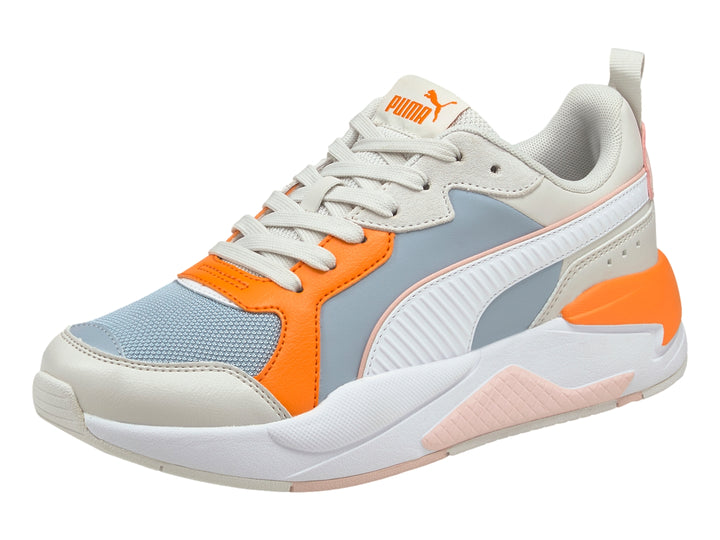 Tenis PUMA X-Ray Game en colores blanco, azul claro y naranja con suela gruesa blanca.