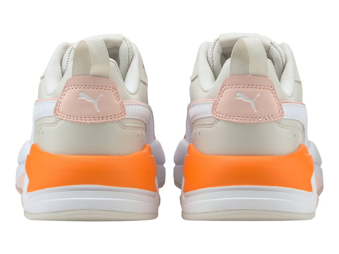 Tenis PUMA X-Ray Game en colores blanco, azul claro y naranja con suela gruesa blanca.