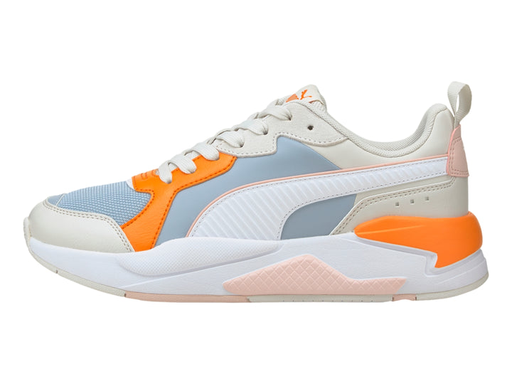 Tenis PUMA X-Ray Game en colores blanco, azul claro y naranja con suela gruesa blanca.