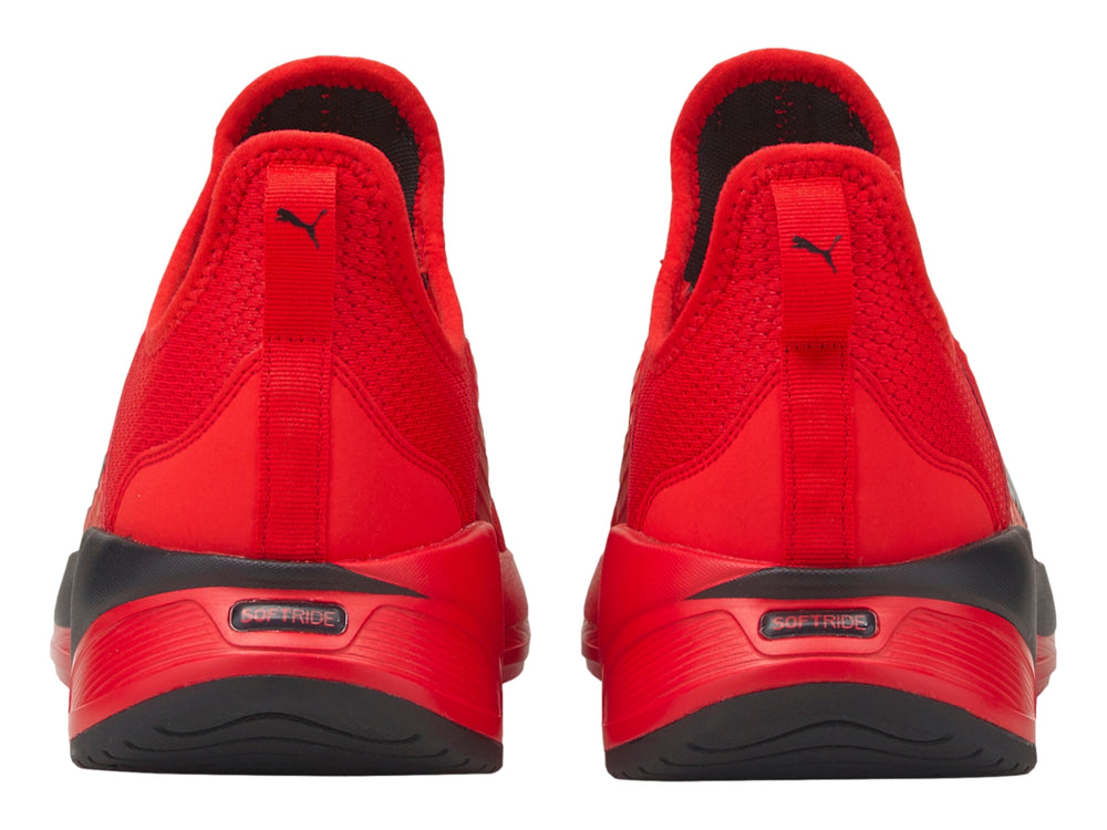 Tenis deportivos PUMA Slip-On en color rojo con suela negra.