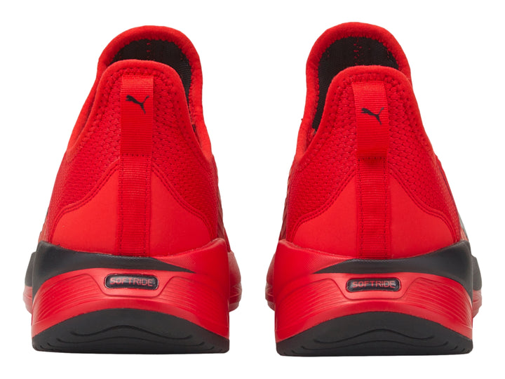 Tenis deportivos PUMA Slip-On en color rojo con suela negra.