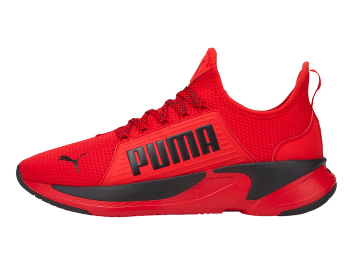Tenis deportivos PUMA Slip-On en color rojo con suela negra.