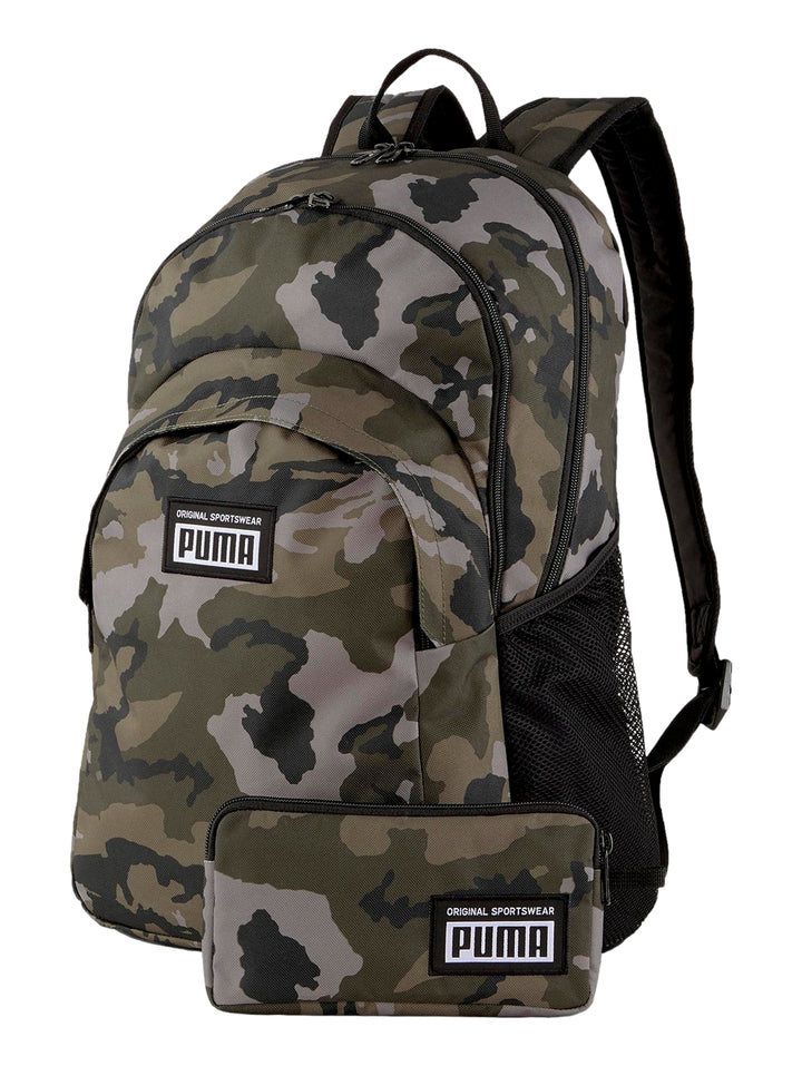 Set de mochila y estuche PUMA con estampado de camuflaje en tonos verdes y grises.