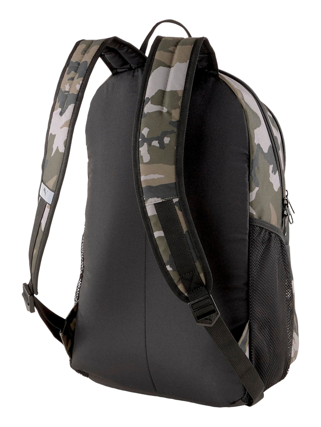 Set de mochila y estuche PUMA con estampado de camuflaje en tonos verdes y grises.
