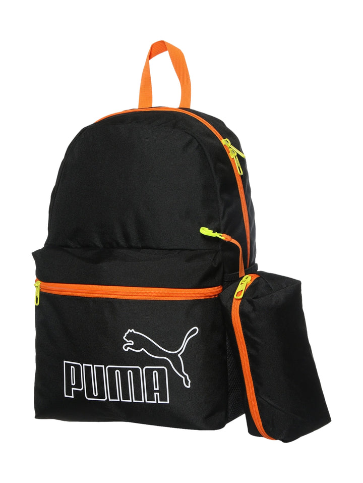 Set de mochila escolar PUMA color negro con detalles en naranja neón y estuche pequeño a juego.