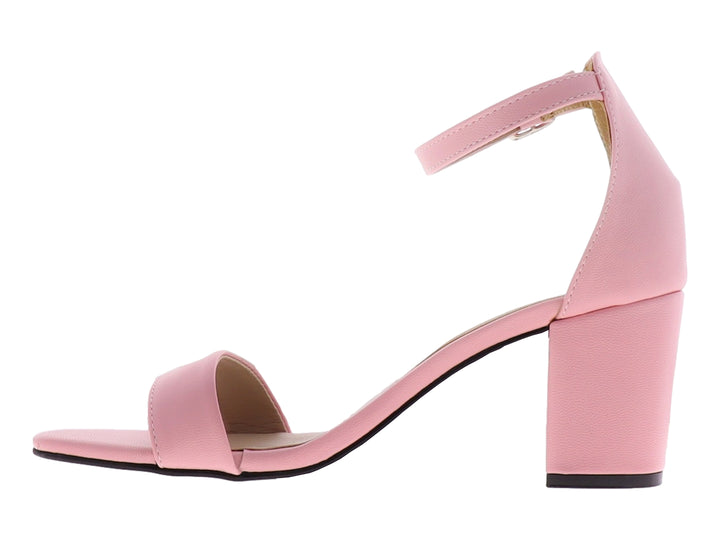 Sandalia color rosa paraiso con tacón cuadrado y correa ajustable al tobillo para mujer.
