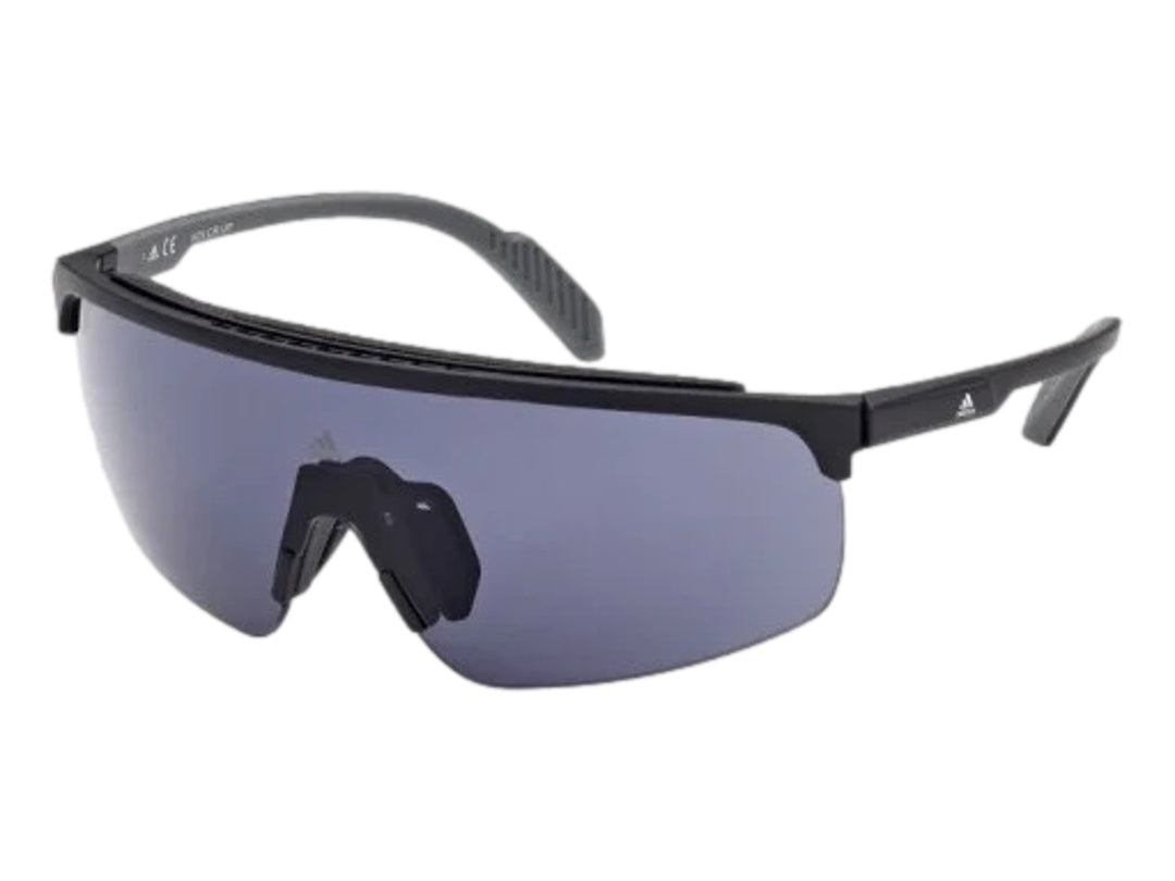 Lentes de sol deportivos Adidas color negro con micas grises y diseño envolvente.