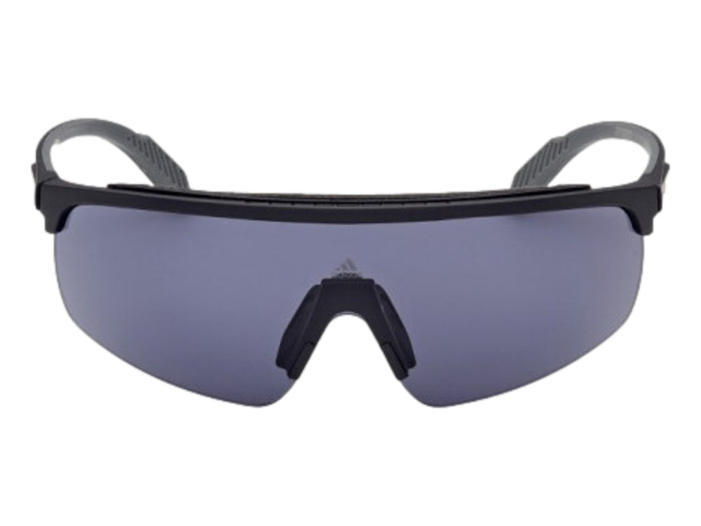 Lentes de sol deportivos Adidas color negro con micas grises y diseño envolvente.