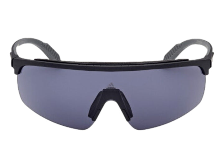 Lentes de sol deportivos Adidas color negro con micas grises y diseño envolvente.
