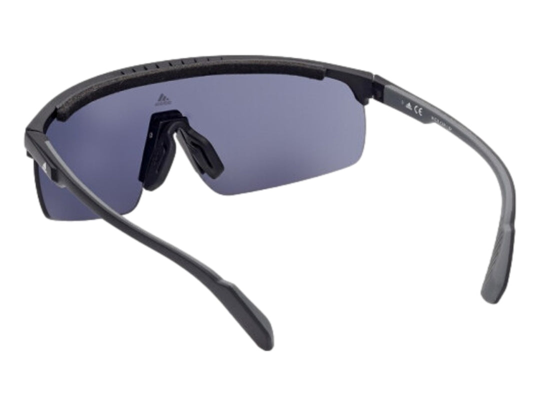 Lentes de sol deportivos Adidas color negro con micas grises y diseño envolvente.