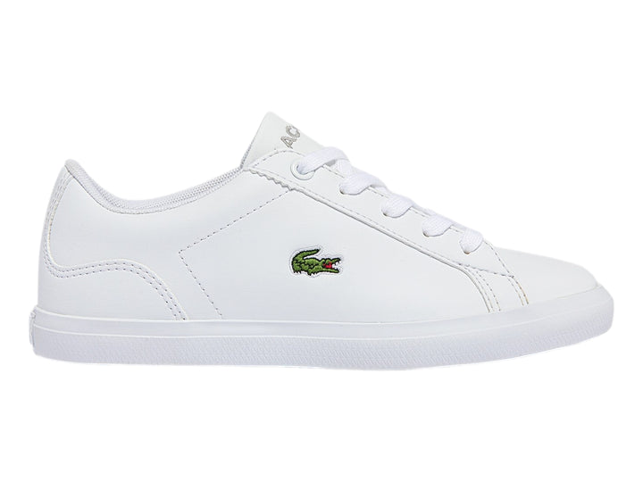 Tenis blancos Lacoste con logotipo de cocodrilo verde y suela blanca.